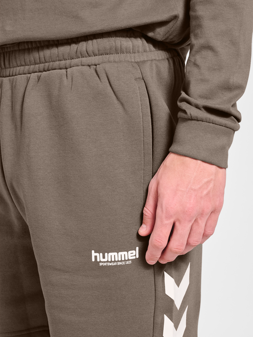 hmlLEGACY 2.0 SHORTS, DARK NIGHT, model