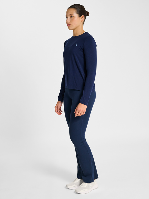hmlYOGA SOFT LOOSE W T-SHIRT LS, DRESS BLUES, model