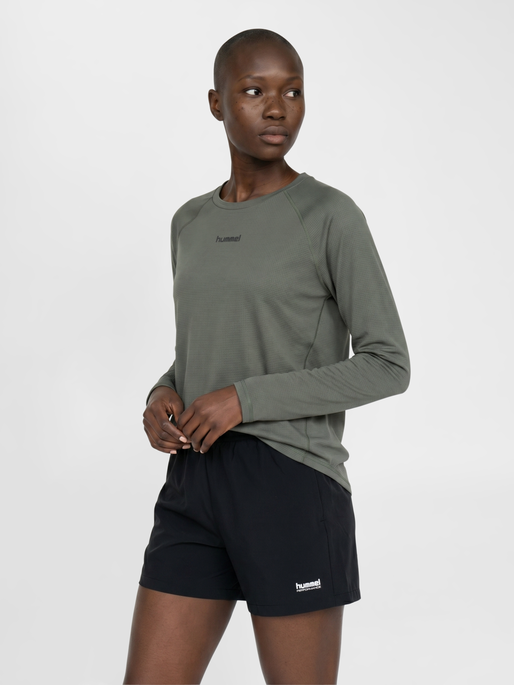 hmlMOMENTUM W T-SHIRT L/S, CASTOR GRAY, model