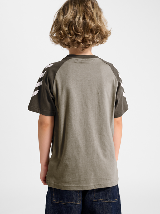 hmlJR LOGO T-SHIRT S/S, DARK NIGHT, model