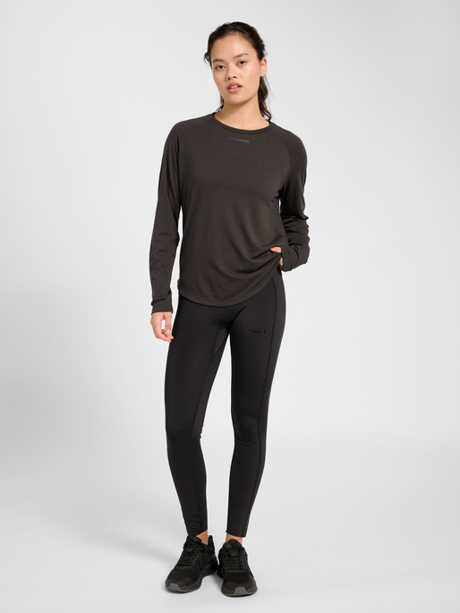 hmlMT VANJA T-SHIRT L/S, AFTER DARK, model