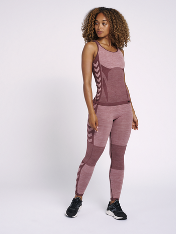 hmlCLEA SEAMLESS TOP, FUDGE, model
