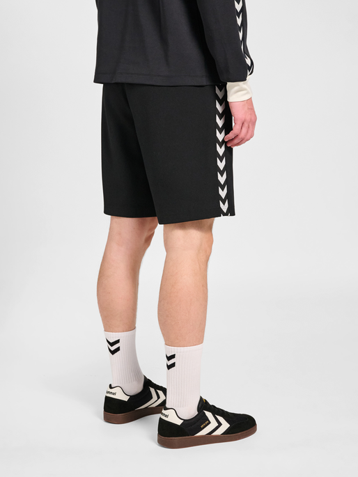 hmlROOT SHORTS, BLACK, model