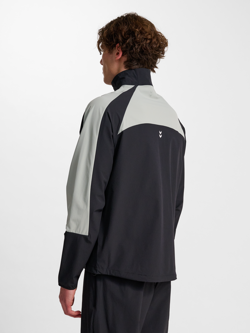 hmlPULSE JACKET, BLACK, model