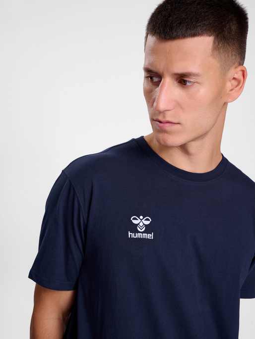 hmlGO 2.0 T-SHIRT S/S, MARINE, model