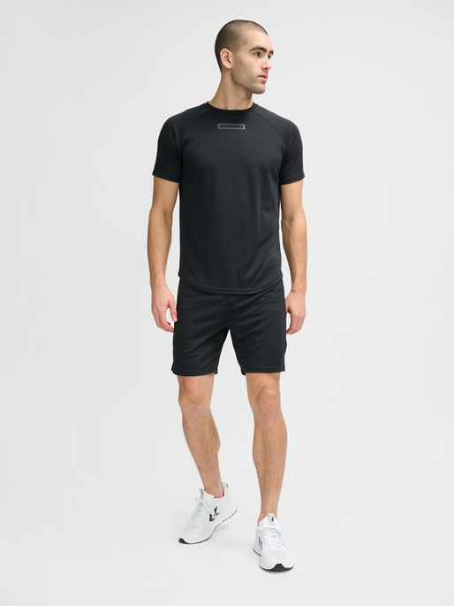 hmlTE TOPAZ SHORTS, BLACK, model