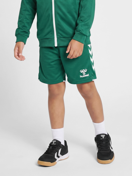 hmlCORE 2.0 SHORTS KIDS, EVERGREEN/WHITE, model