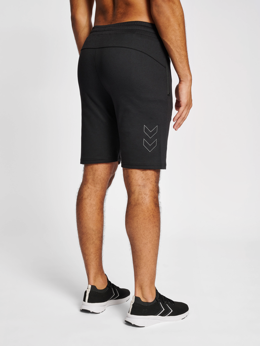 hmlMT INTERVAL SHORTS, BLACK, model