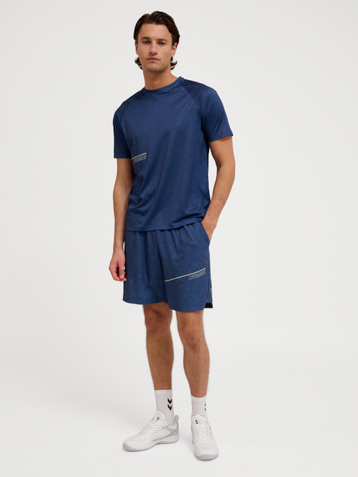hmlCOURT AOP POCKET SHORTS, INSIGNIA BLUE, model