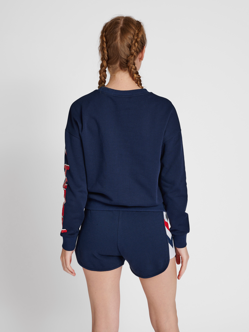 hmlIC KIM SWEATSHIRT, PEACOAT, model