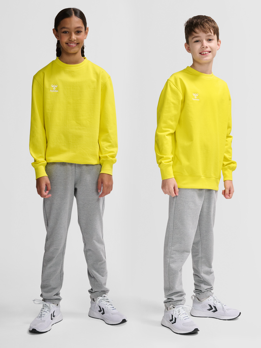 hmlGO 2.0 SWEATSHIRT KIDS, BLAZING YELLOW, model