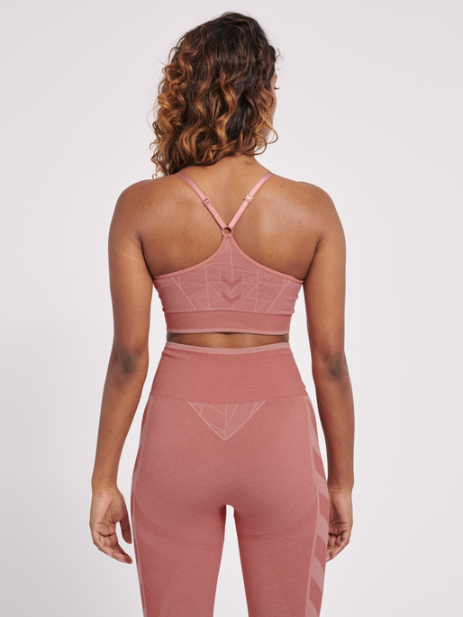 hmlMT ENERGY SEAMLESS SPORTS TOP, WITHERED ROSE, model