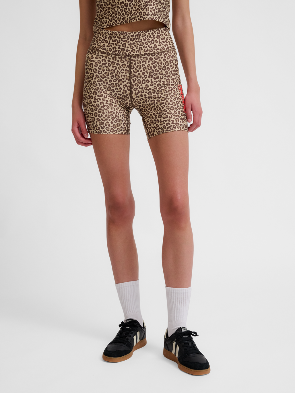hmlFAST MID WAIST TIGHT SHORTS, BOULDER, model