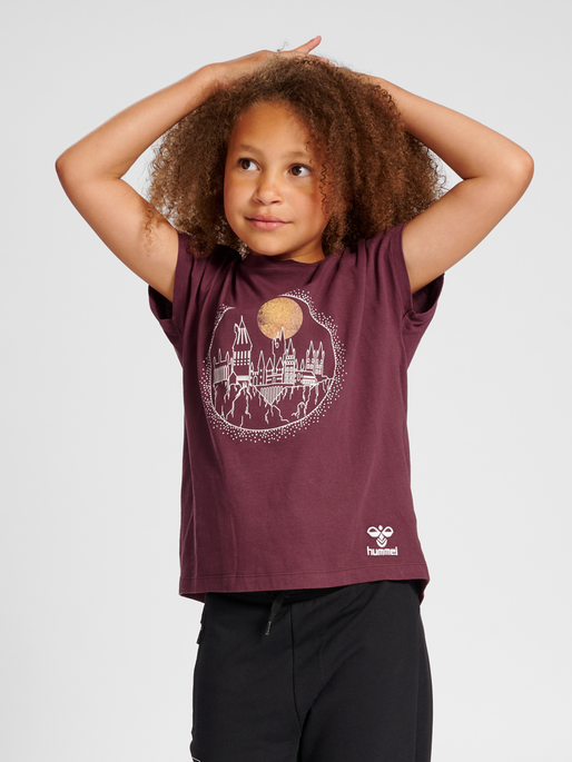 hmlHARRY POTTER T-SHIRT, CATAWBA GRAPE, model