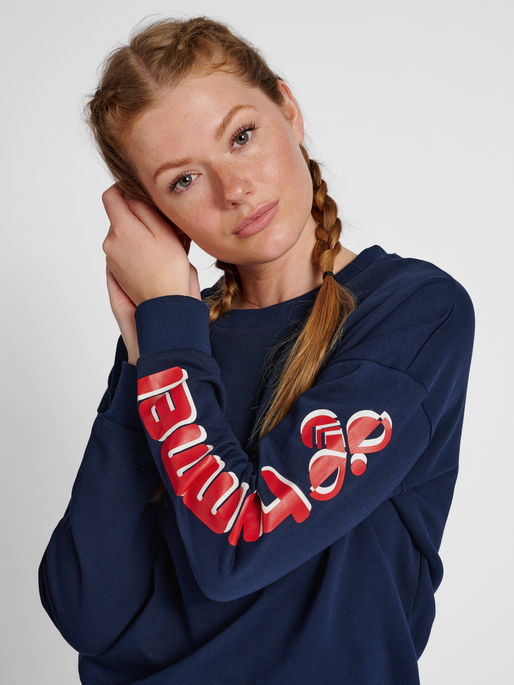 hmlIC KIM SWEATSHIRT, PEACOAT, model