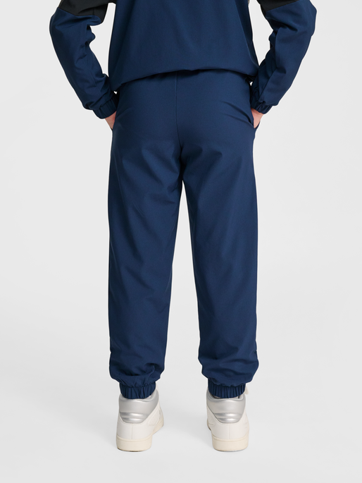 hmlJR LOOSE TRACKSUIT PANTS, DRESS BLUES, model