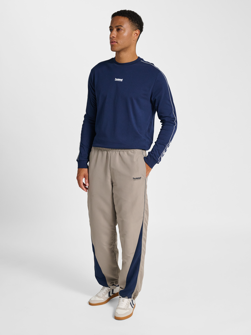 hmlLOOSE TRACK PANTS TOPSCORER, ROCK RIDGE/DRESS BLUES, model
