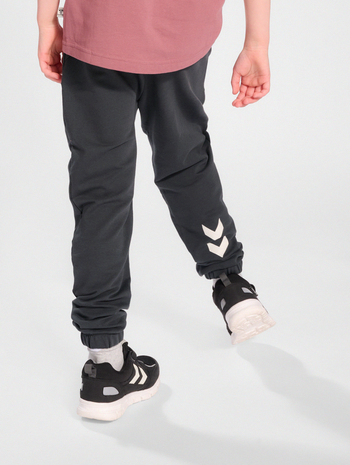 hmlNUTTIE PANTS, ASPHALT, model
