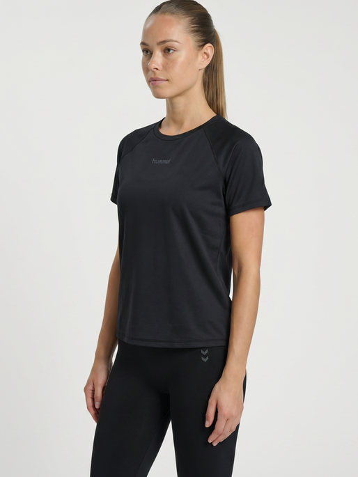 hmlVANJA TECH T-SHIRT S/S, BLACK, model