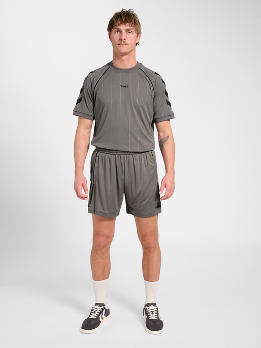hmlPITCH T-SHIRT S/S, CHARCOAL GRAY, model