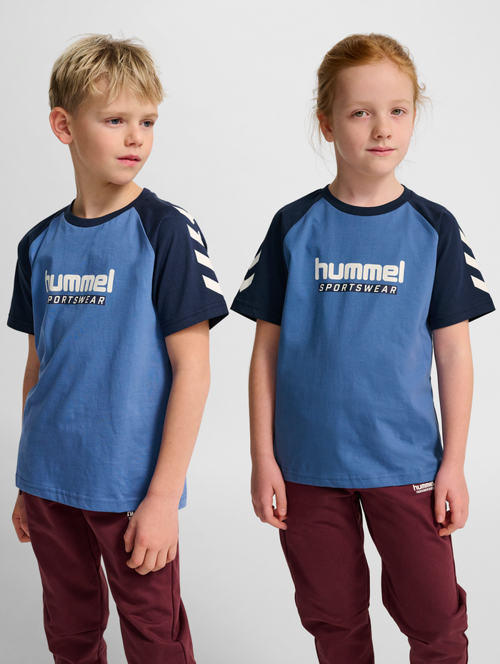 hmlJR LOGO T-SHIRT S/S, DUTCH BLUE, model