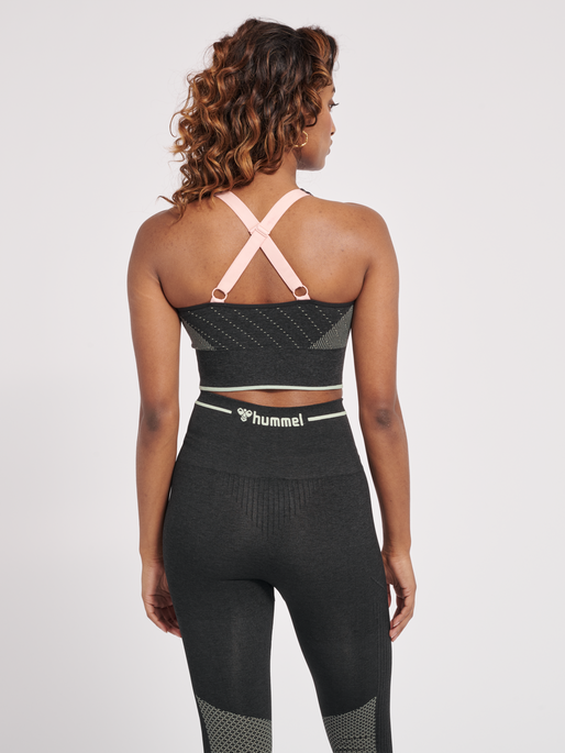 hmlMT HANA SEAMLESS SPORTS TOP, BLACK MELANGE, model