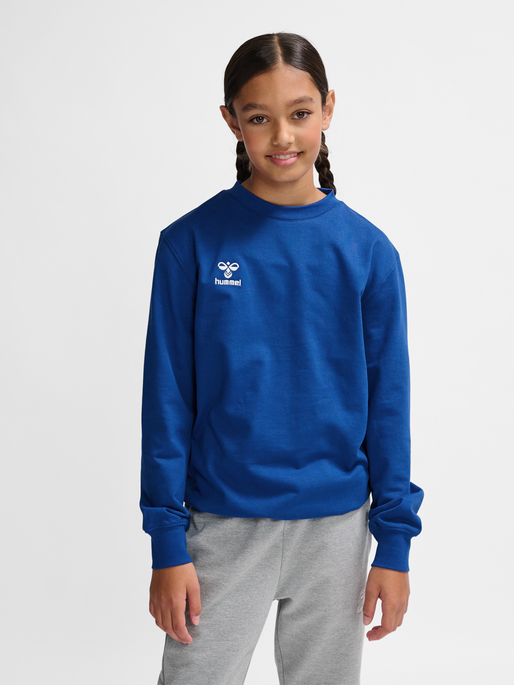 hmlGO 2.0 SWEATSHIRT KIDS, TRUE BLUE, model