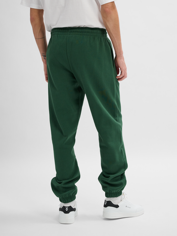 hmlFELIX REGULAR PANTS, DARK GREEN, model