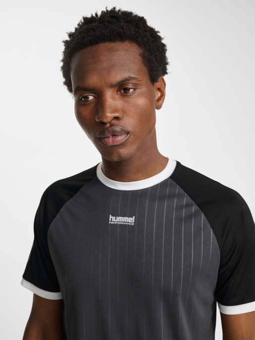 hmlPULSE STRIPE T-SHIRT S/S, EBONY/BLACK, model