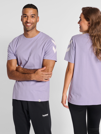 hmlLEGACY CHEVRON T-SHIRT, HEIRLOOM LILAC, model