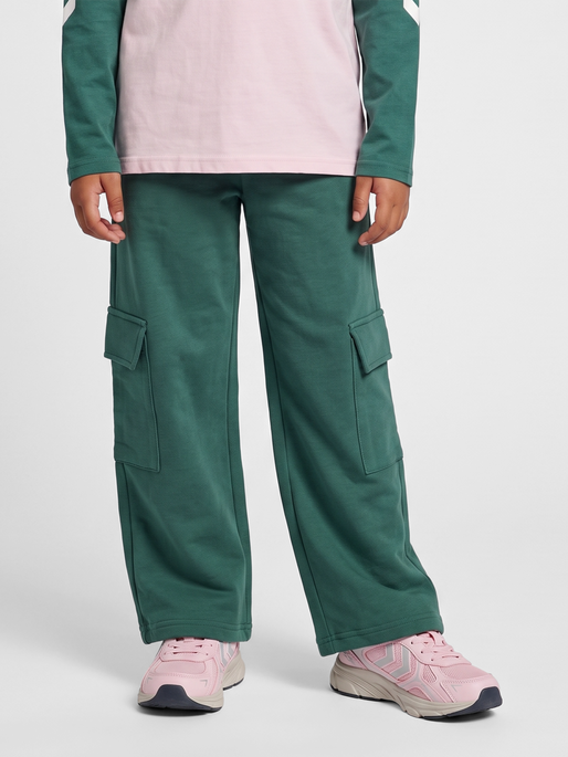 hmlTIMMI CARGO SWEAT PANTS, BLUE SPRUCE, model