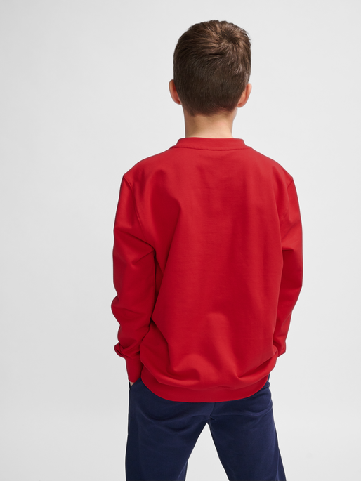 hmlGO 2.0 SWEATSHIRT KIDS, TRUE RED, model