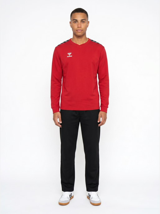 hmlAUTHENTIC CO TRAINING SWEAT, TRUE RED, model