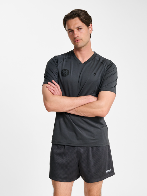 hmlPULSE MESH T-SHIRT S/S, EBONY/BLACK, model