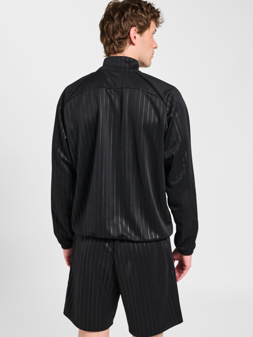 hmlSTRIPE HALFZIP, BLACK, model