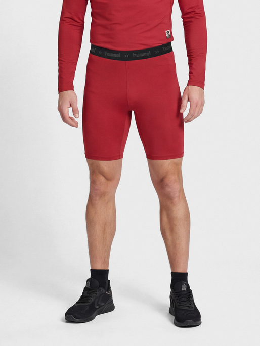 HML FIRST PERFORMANCE TIGHT SHORTS, TRUE RED, model