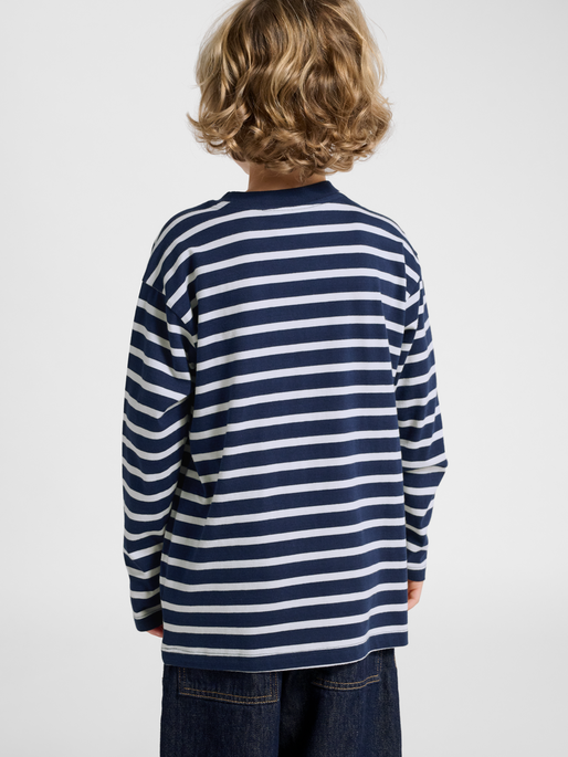 hmlJR LOOSE STRIPE T-SHIRT L/S BEE, DRESS BLUES/WHITE, model