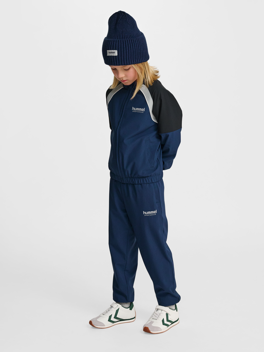 hmlJR LOOSE TRACKSUIT PANTS, DRESS BLUES, model