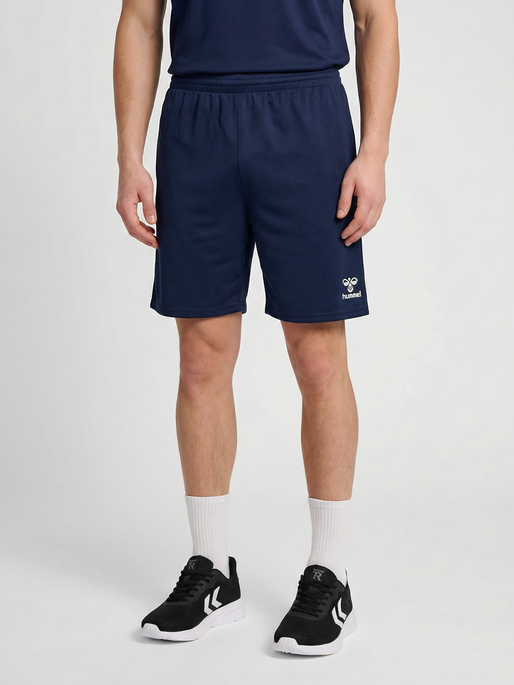 hmlESSENTIAL SHORTS, MARINE, model