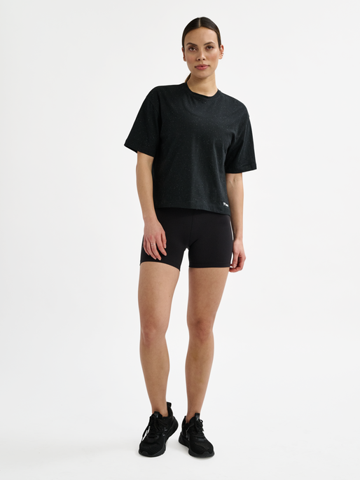 hmlMT ULTRA BOXY SHORT T-SHIRT, BLACK/MULTI COLOUR MELANGE, model