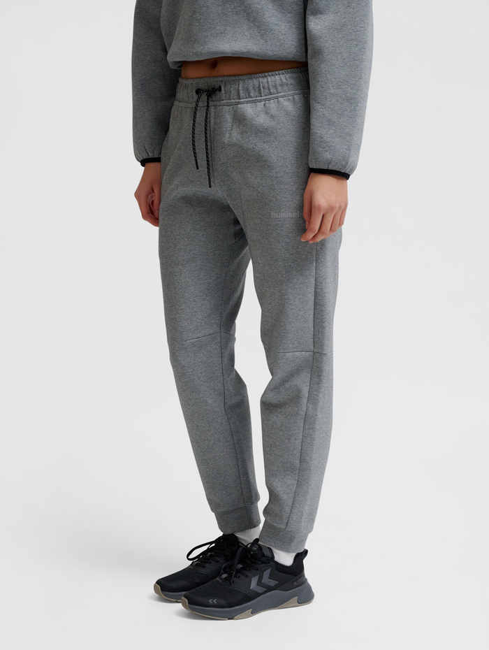 hmlTECH FLEECE REGULAR PANTS, GREY MELANGE, model