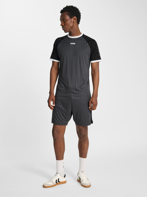 hmlPULSE STRIPE T-SHIRT S/S, EBONY/BLACK, model