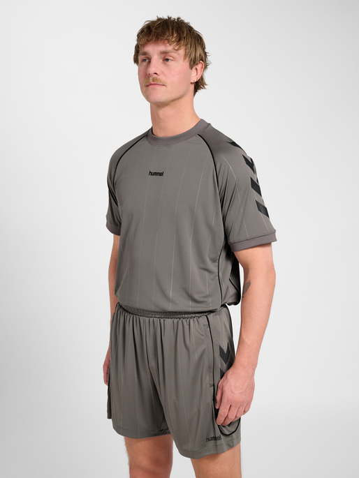 hmlPITCH T-SHIRT S/S, CHARCOAL GRAY, model