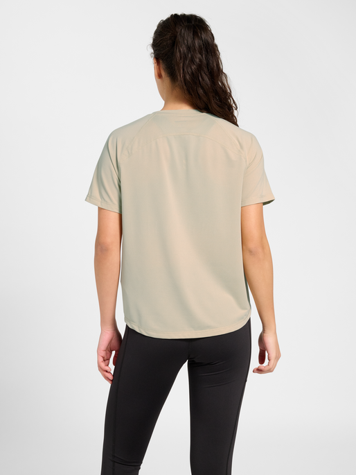 hmlVANJA TECH T-SHIRT S/S, OVERCAST, model