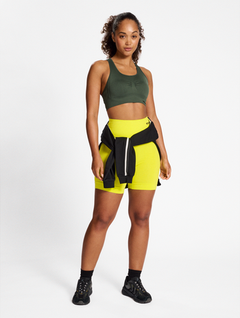 hmlMT SHAPING SEAMLESS SPORTS TOP, CLIMBING IVY, model