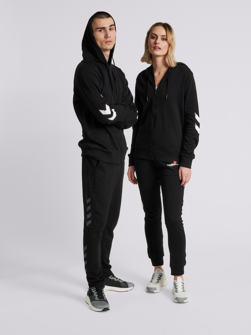 hmlLEGACY ZIP HOODIE, BLACK, model