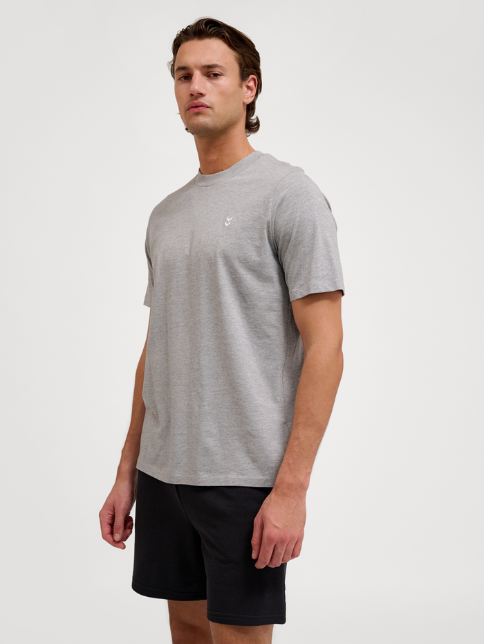 hmlPULSE T-SHIRT, GREY MELANGE, model