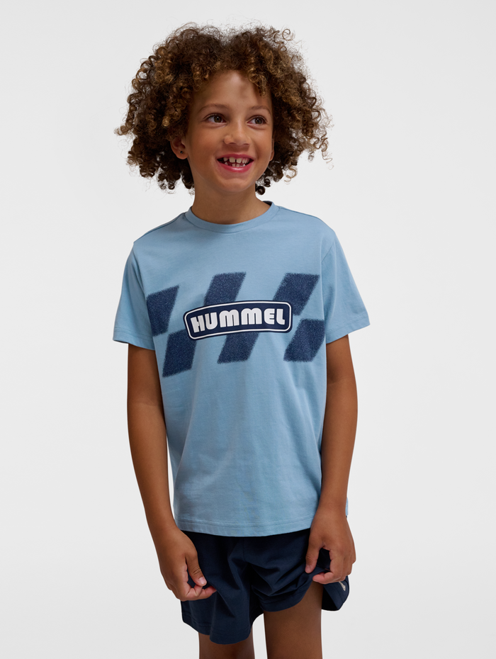 hmlPETS T-SHIRT S/S, FADED DENIM, model