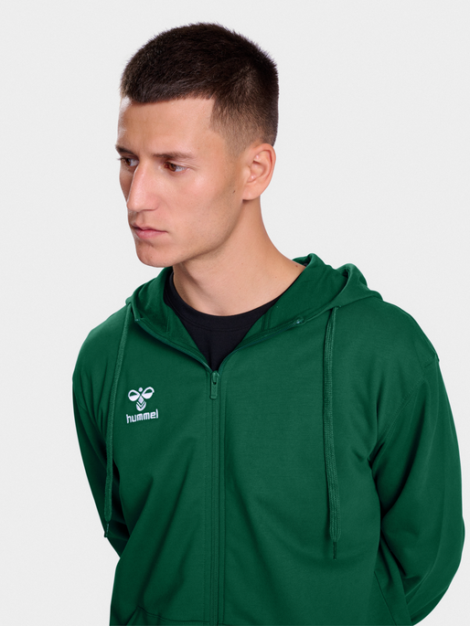 hmlGO 2.0 ZIP HOODIE, EVERGREEN, model