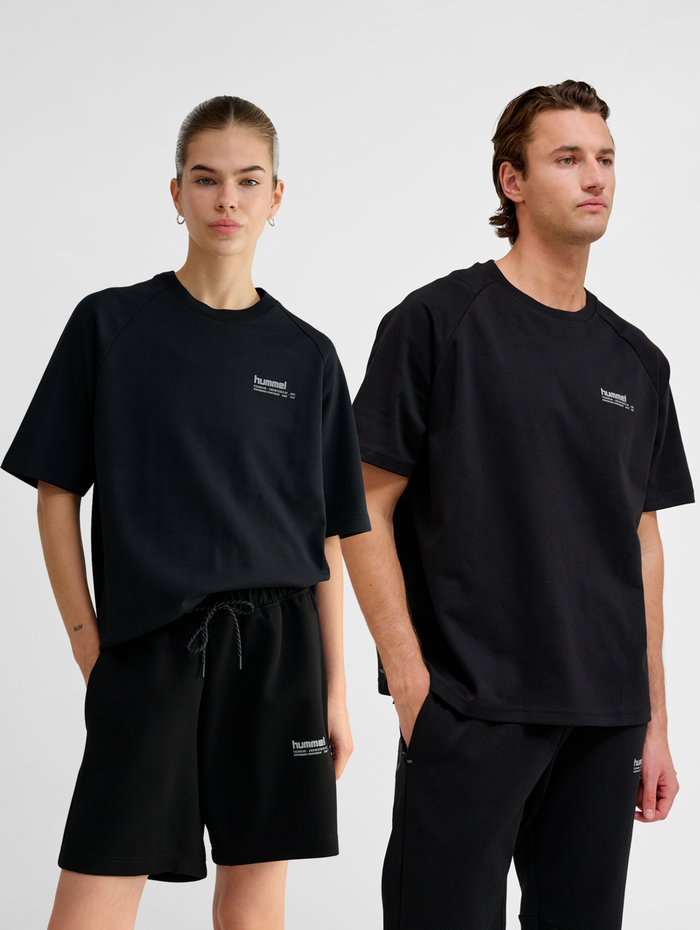 hmlTECH LOOSE T-SHIRT, BLACK, model